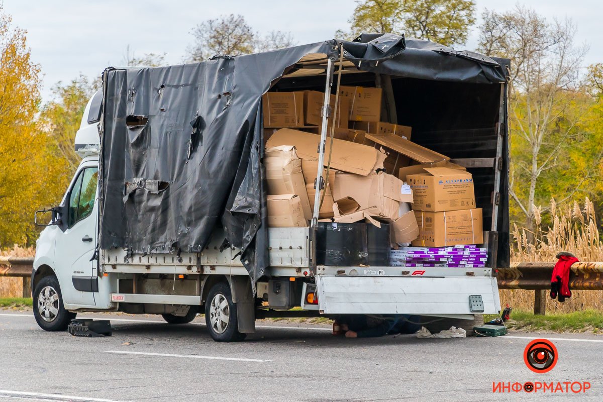 Автомобиль гружен различными строительными материалами Автомобиль гружен различными строительными материалами
