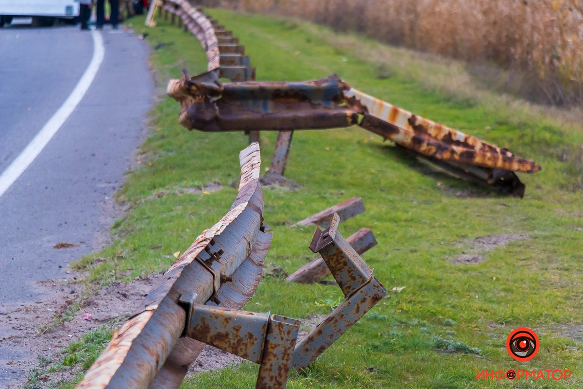 Спасатели при помощи техники поставили грузовик на колеса приблизительно через полчаса после аварии Спасатели при помощи техники поставили грузовик на колеса приблизительно через полчаса после аварии