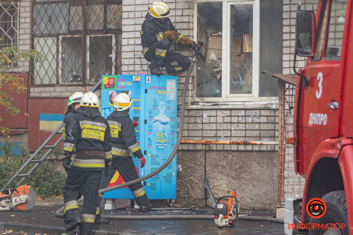 Огонь возник на первом этаже здания Огонь возник на первом этаже здания