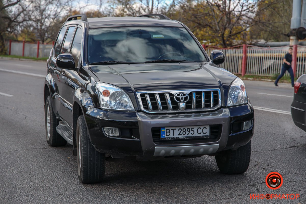 Есть несколько версий произошедшего: по одной - мужчина шёл вниз по проезжей части, по другой - переходил дорогу