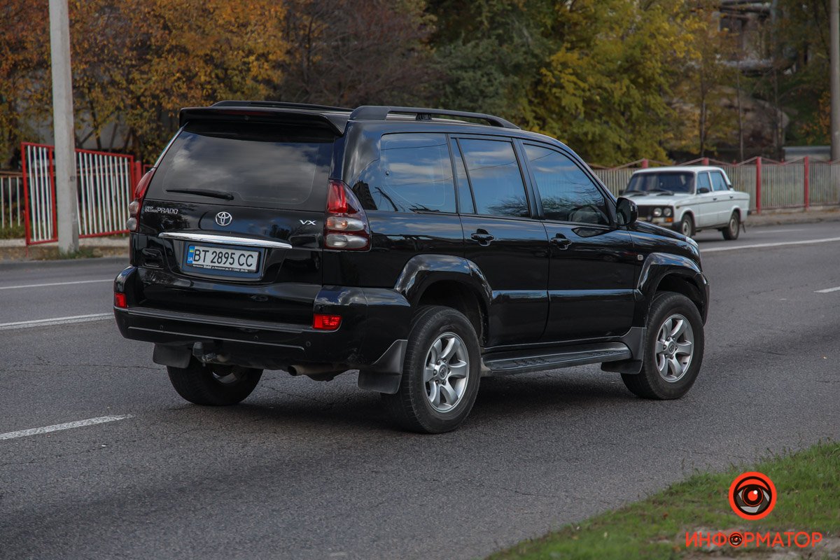 Из-за аварии занята крайняя правая полоса движения по направлению вниз по Космической