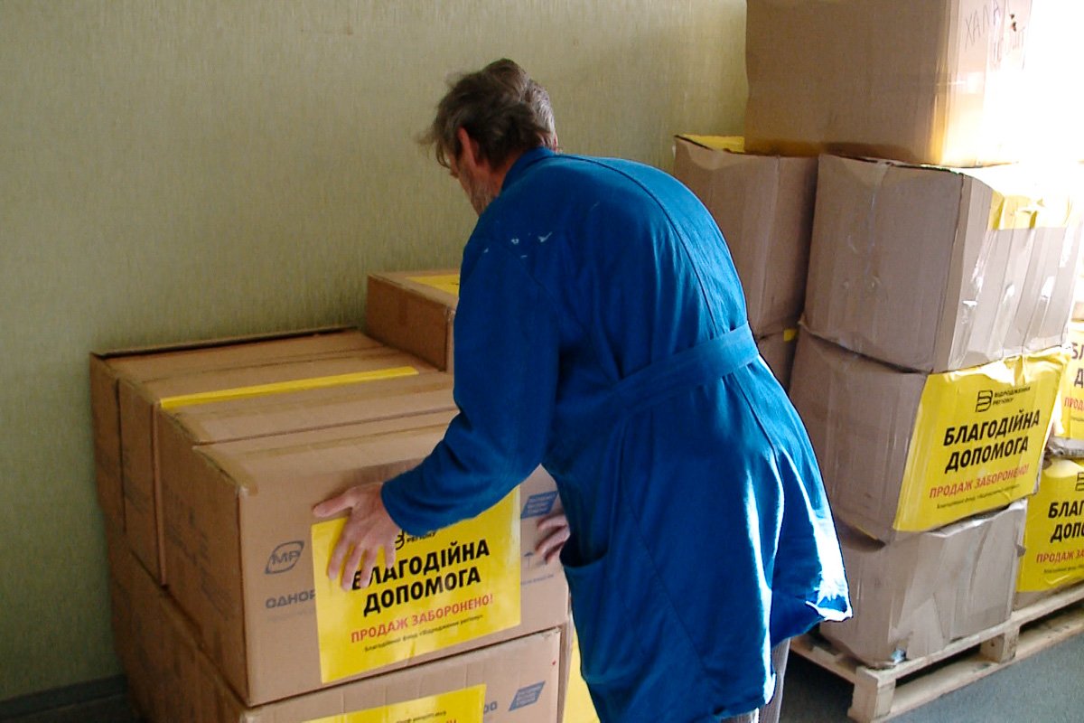 Это 33 тысячи хирургических масок, 33 тысячи медицинских шапочек, 33 тысячи перчаток и 10,5 тысяч изоляционных халатов