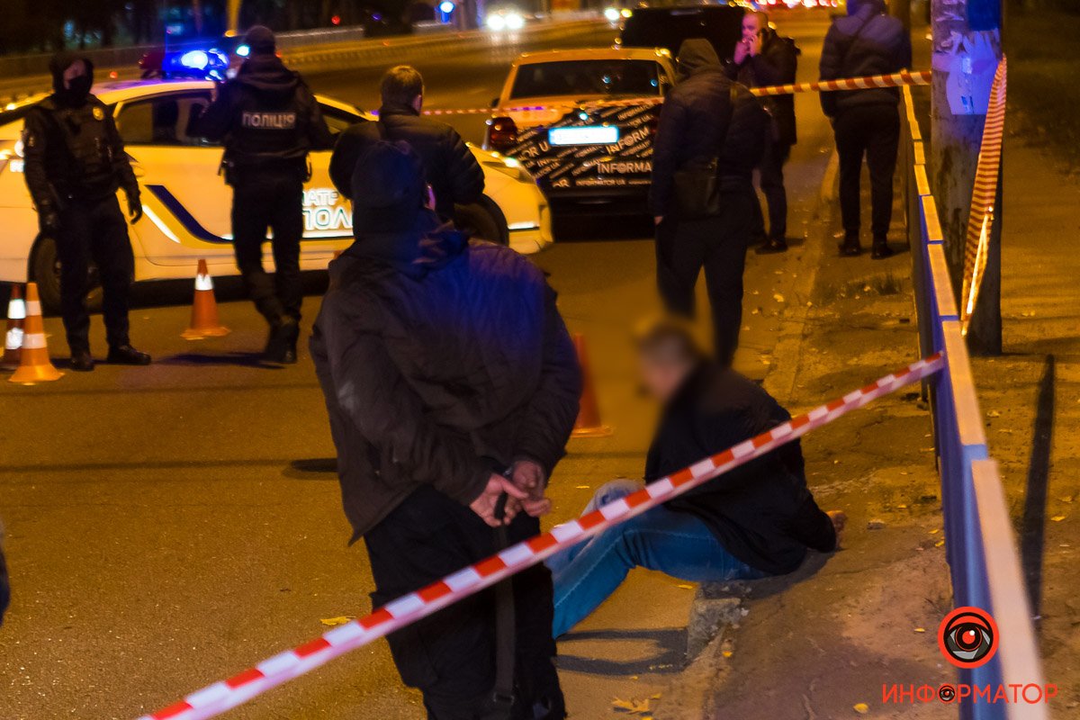 В наручниках - двое мужчин