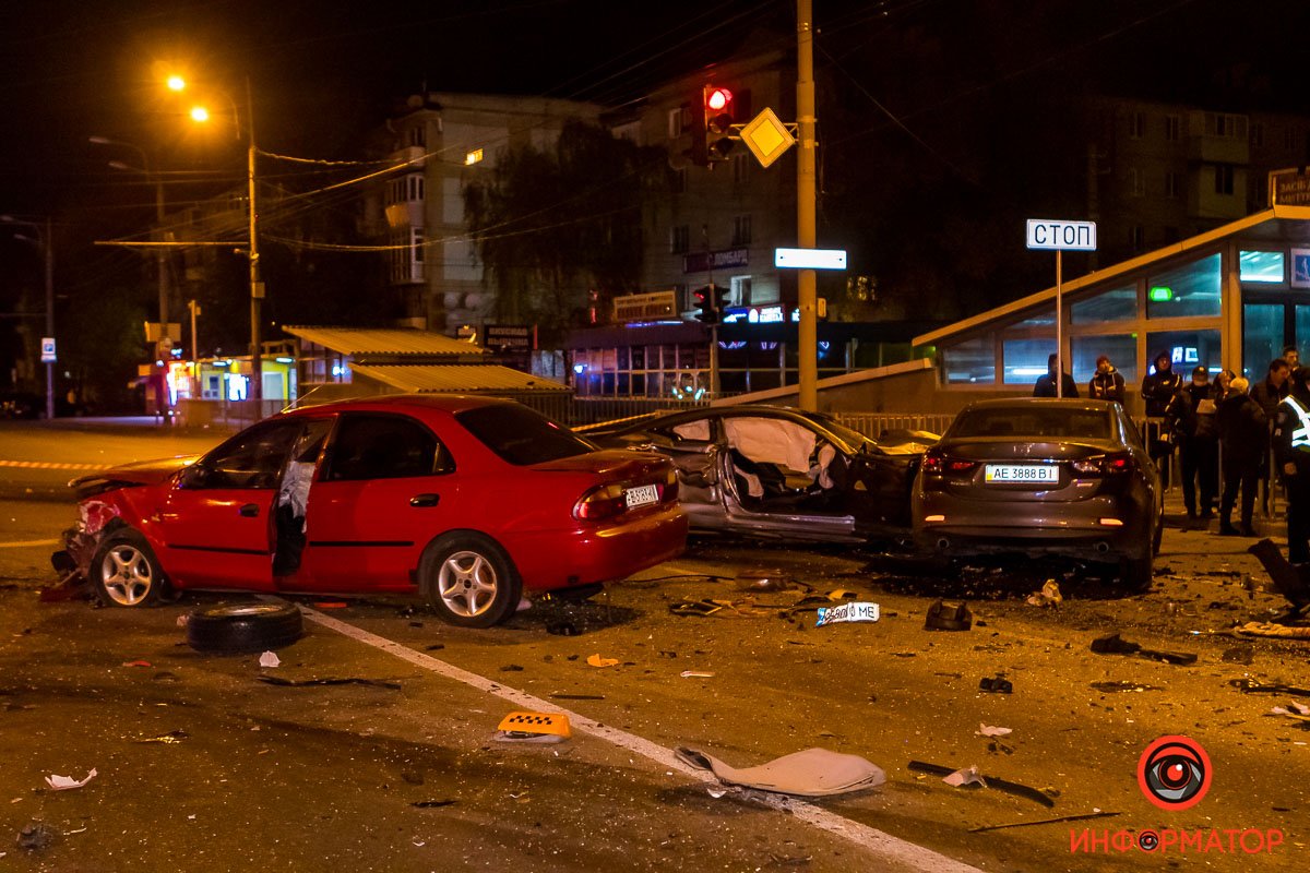 Предварительно, столкнулись Infinity и Mazda, затем они ударили остальные