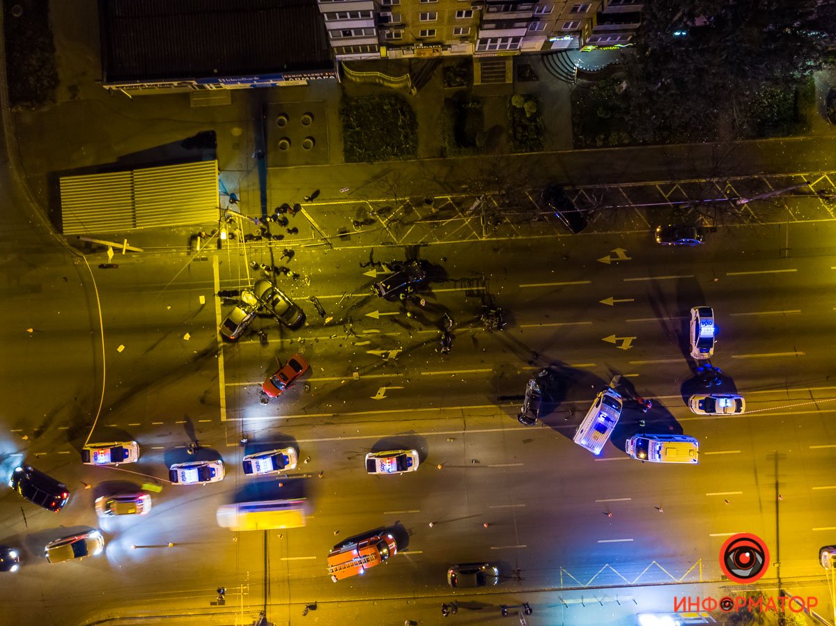 Из-за аварии осталась единственная проездная полоса - крайняя левая в сторону Подгородного