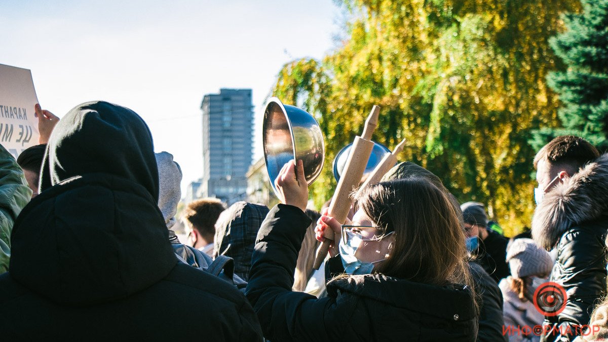 Сотни человек с тарелками и ложками вышли на протест под ОГА в Днепре