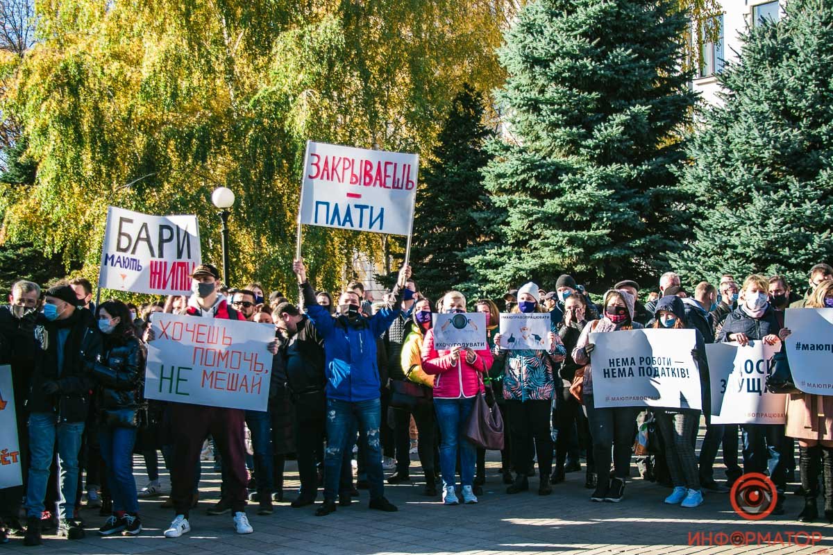 Приехали люди из соседних городов 