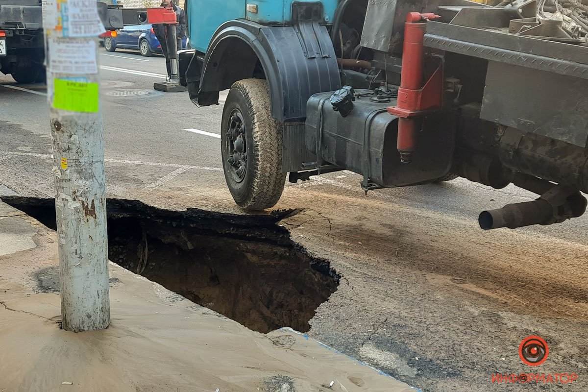 Асфальт размыло водой Асфальт размыло водой