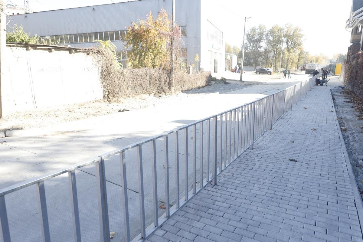 Тротуар оградили