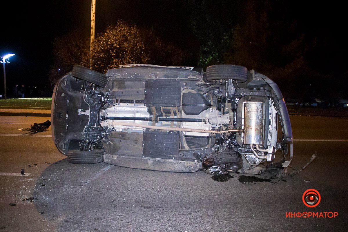 Предварительно, Mercedes ехал на большой скорости Предварительно, Mercedes ехал на большой скорости