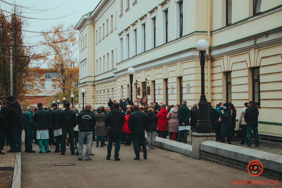 Большое количество людей пришли проститься с врачом
