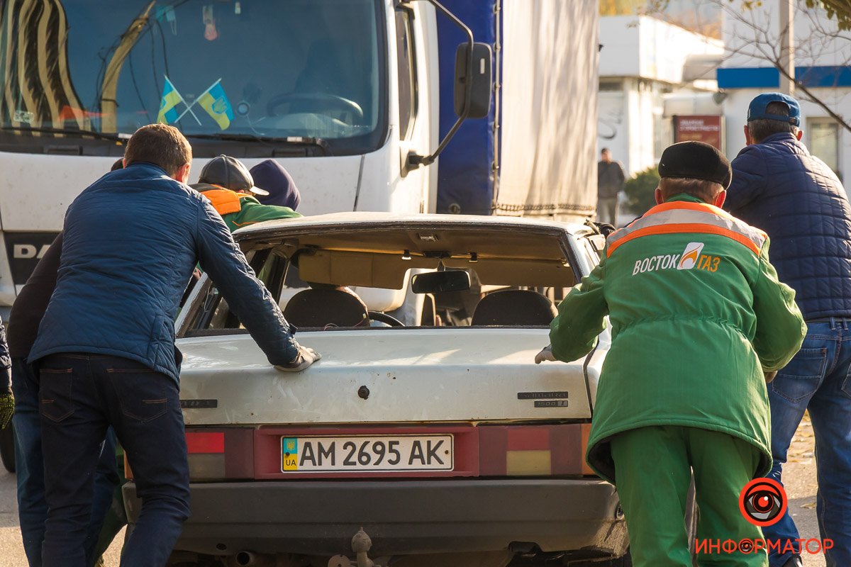 Сотрудники АЗС помогли мужчине откатить машину в сторону