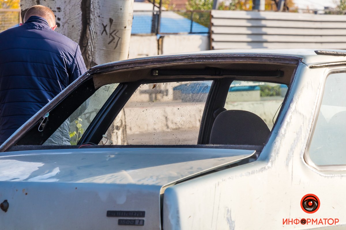 Машину понесло юзом, в результате чего автомобиль врезался в бордюр и перевернулся