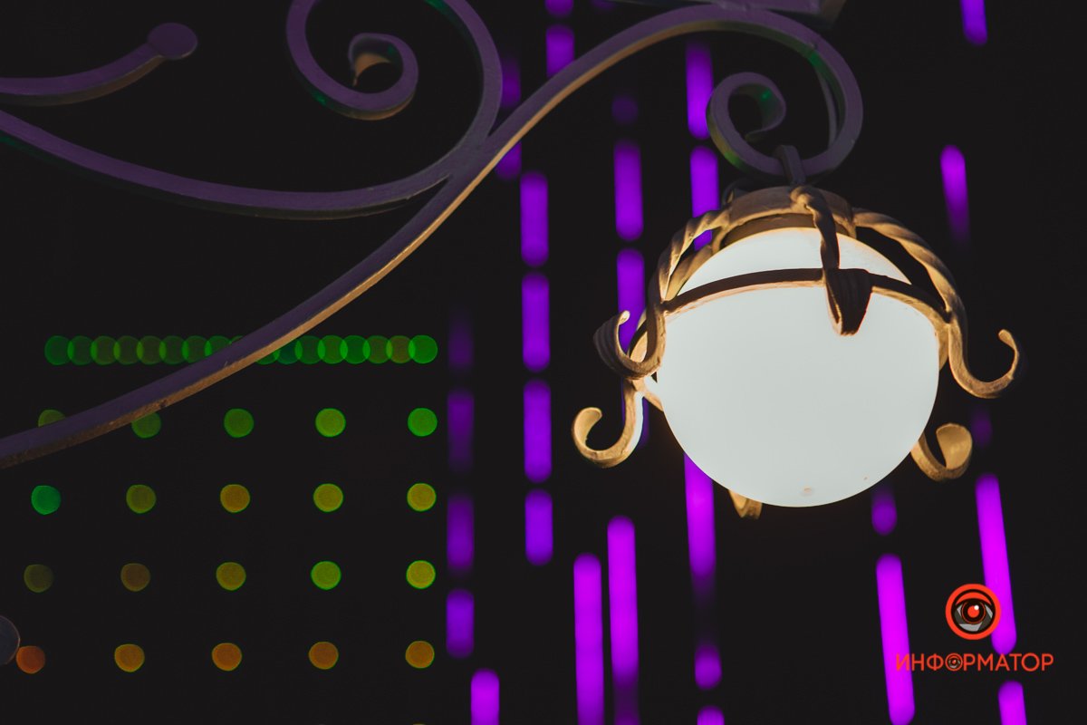 Фонари освещают улицу