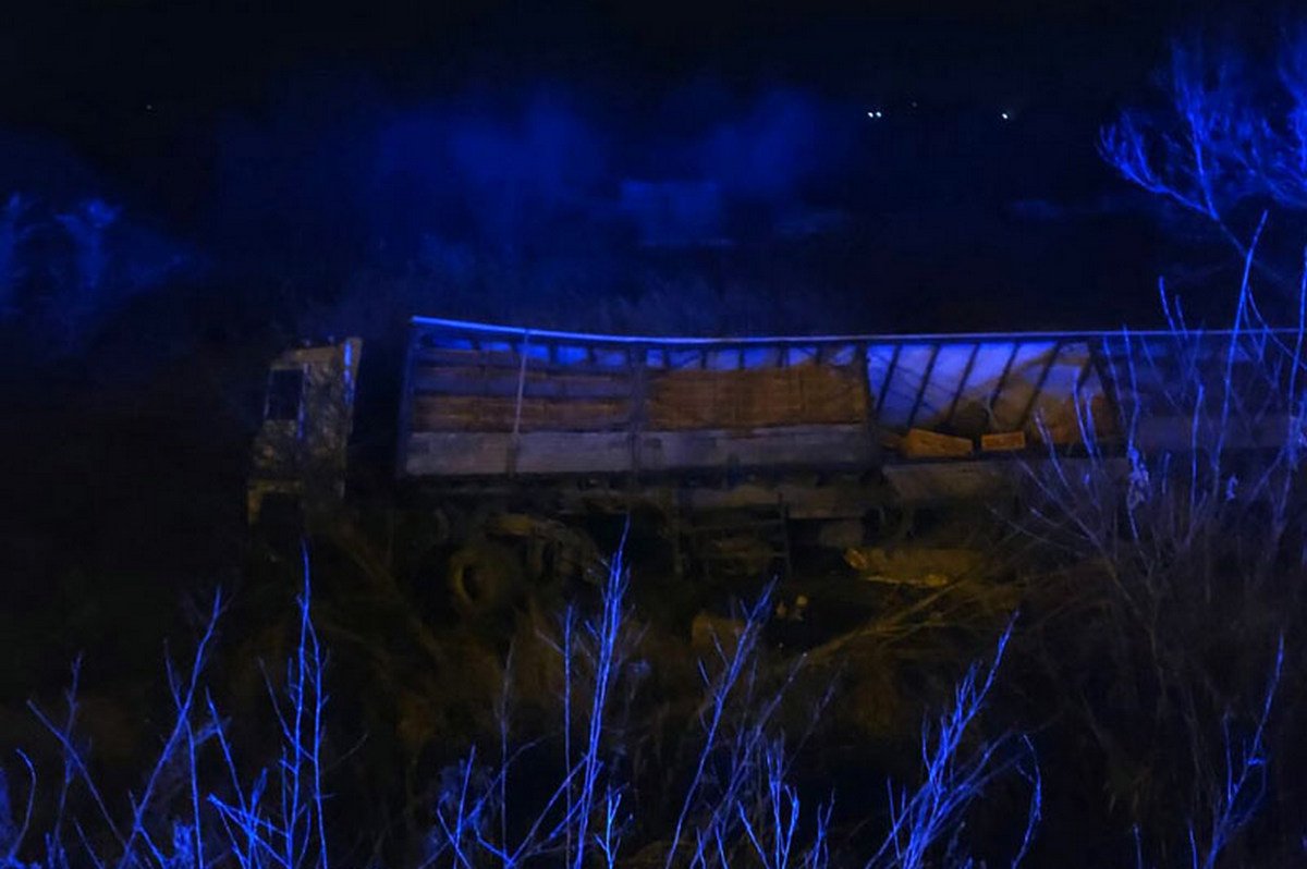 Грузовик вылетел в кювет и перевернулся