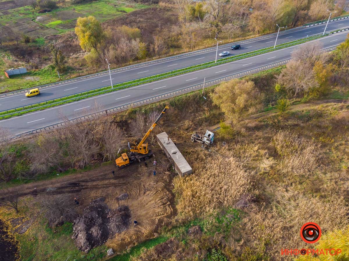 Чтобы достать грузовик, пришлось привлекать спецтехнику