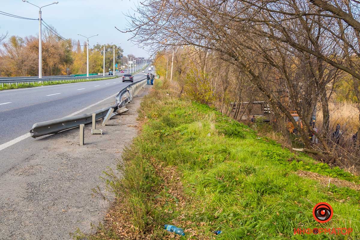 Грузовик врезался в отбойник