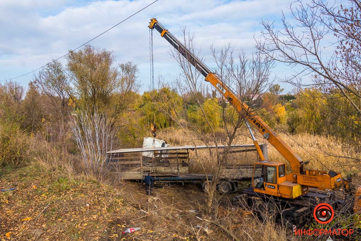 Ящики с домашней птице перегрузили на другое транспортное средство