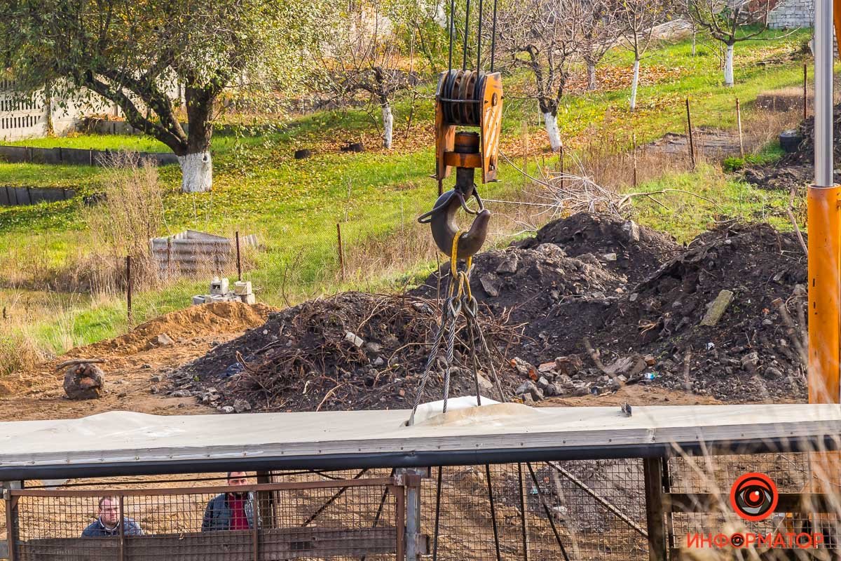 Владелец грузовика вызвал на место кран