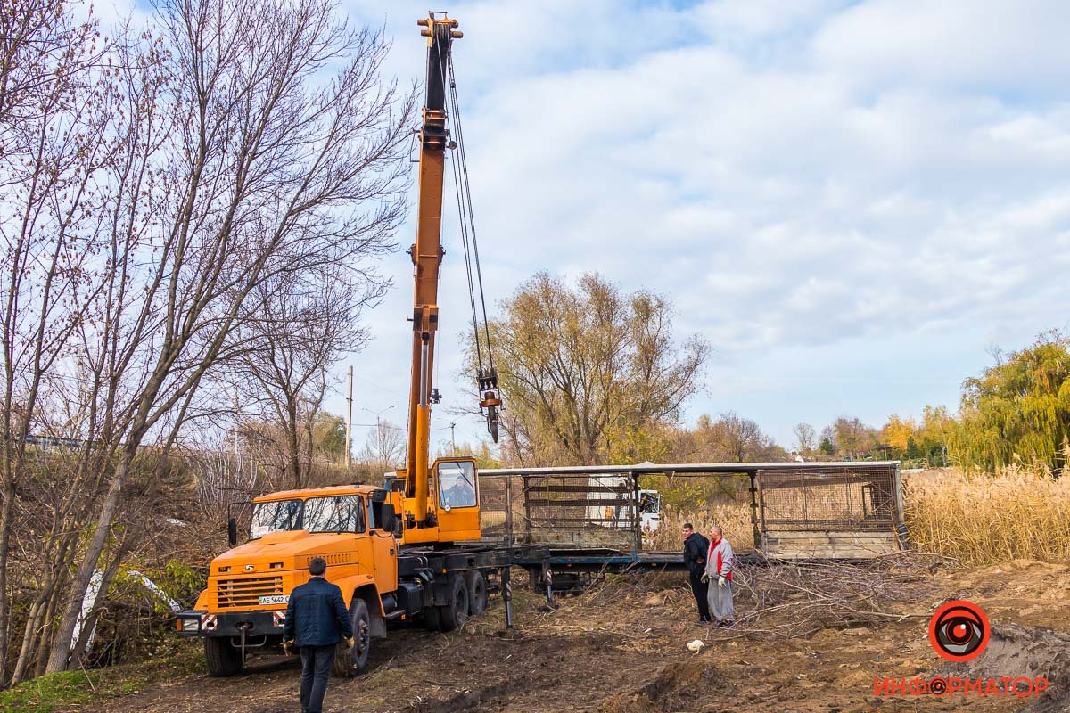 По состоянию на 13:00 грузовик все еще на месте
