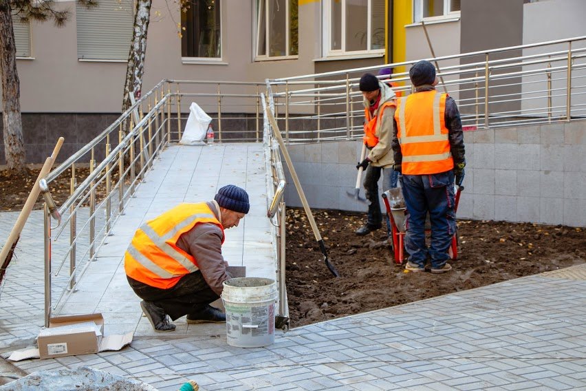 Пока продолжаются работы, здешние специалисты не прекращают прием горожан