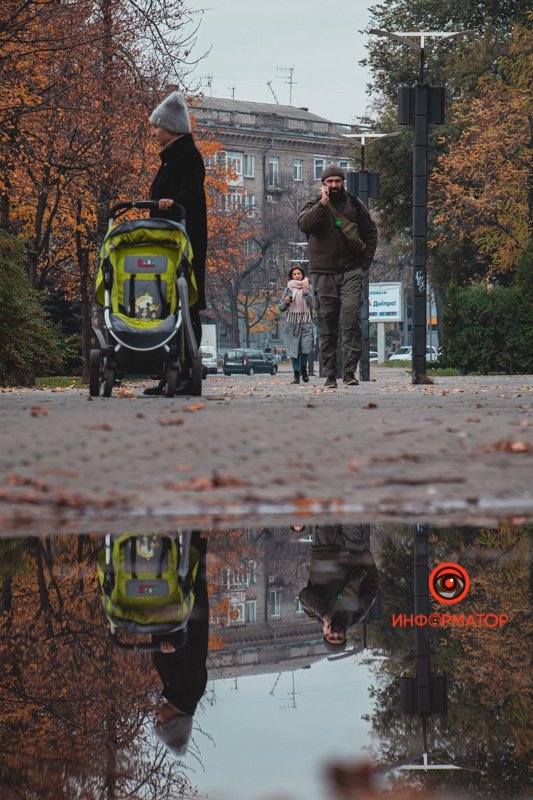 Горожане прогуливаются по городу