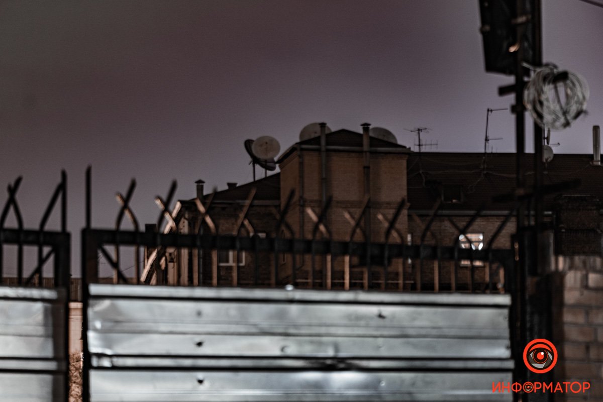 Три, четыре, ножи достает, Три, четыре, ножи достает,