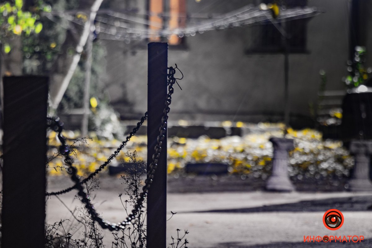 Цепи раскачиваются на ветру Цепи раскачиваются на ветру