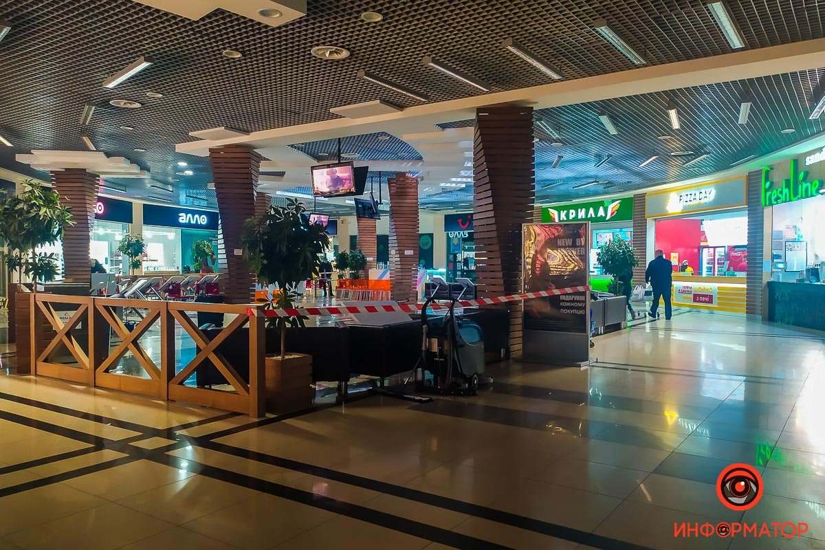 Фуд-корты ограждены сигнальными лентами