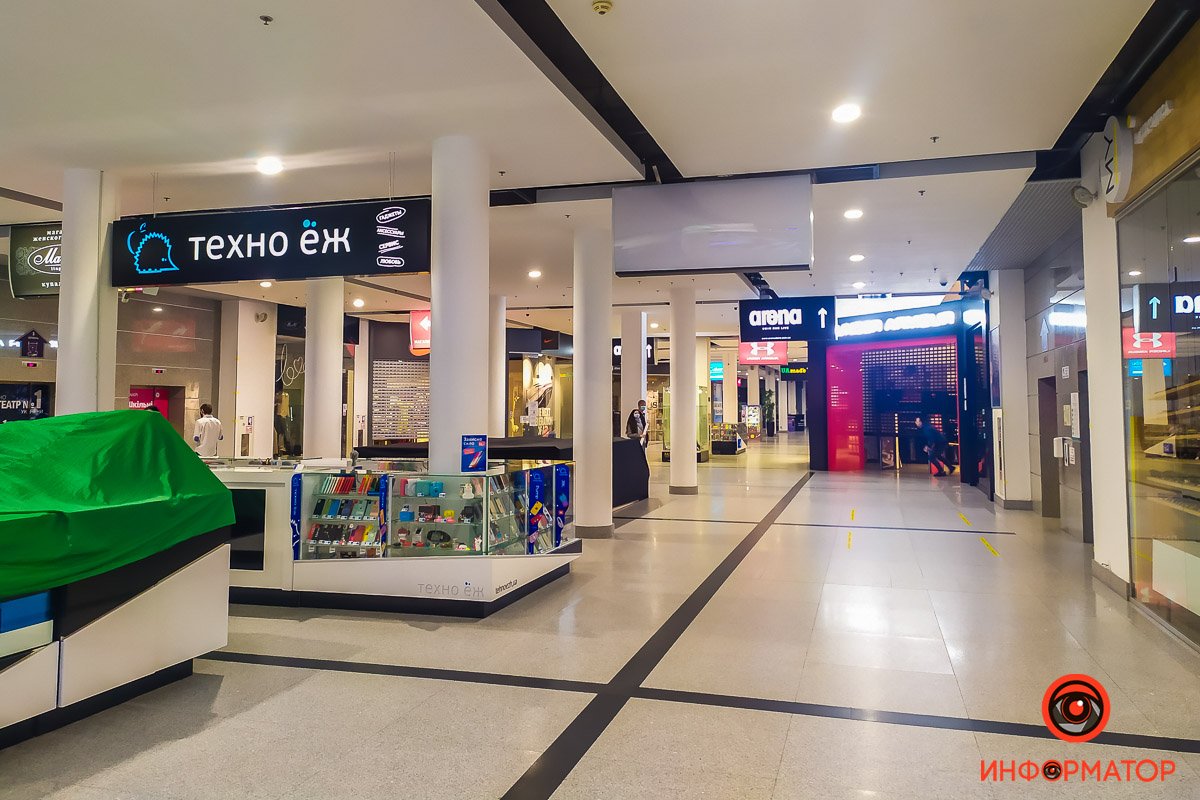 Бутики закрывают, а "островки" прикрывают полотнами