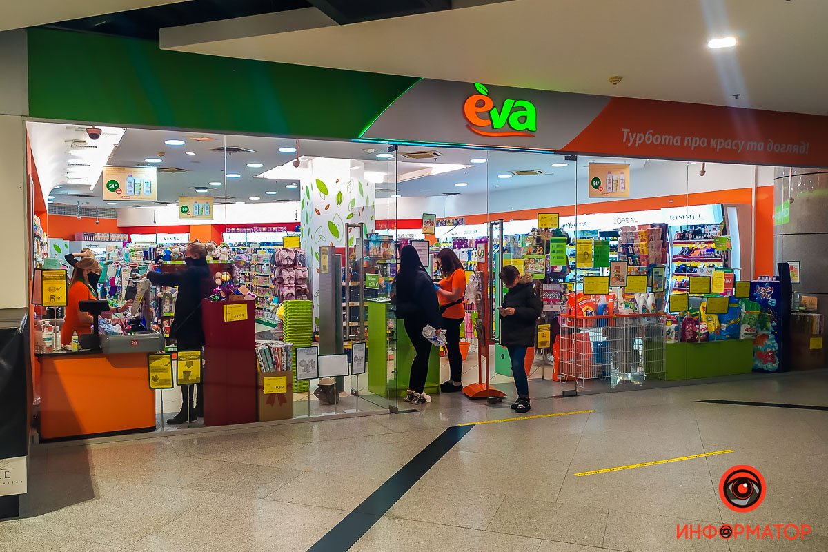 В "Еве" сотрудники сами собирают заказы и отдают на кассу