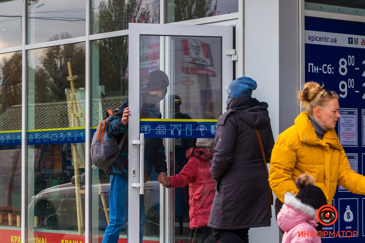 Но пройти в торговый зал не могут