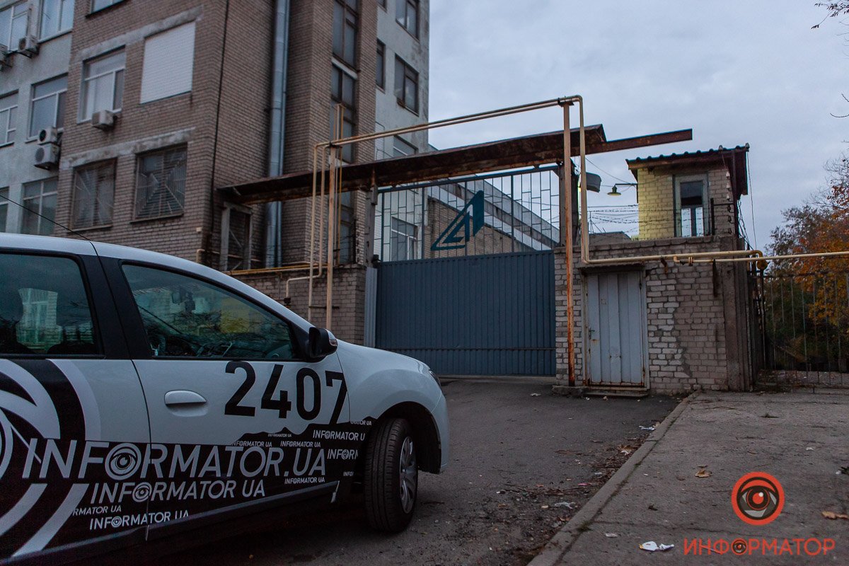 На территории агрегатного завода горит производственный цех