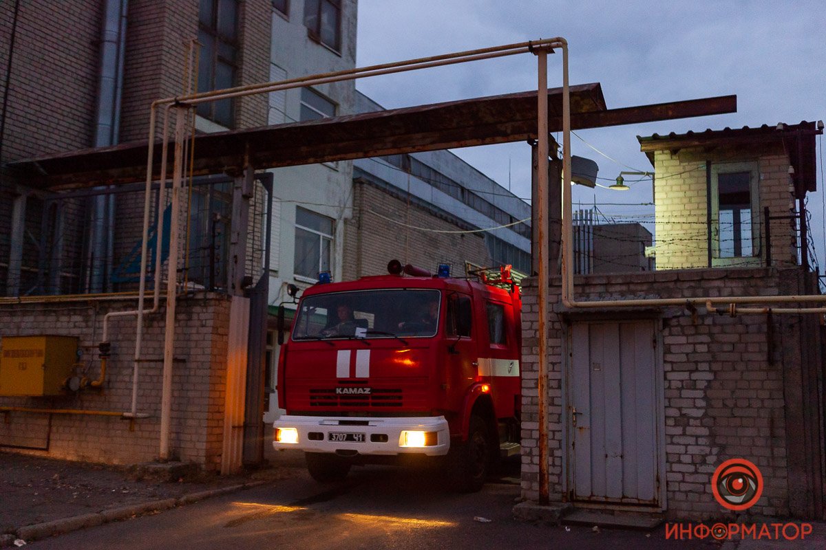 На месте работают больше пяти пожарных расчетов