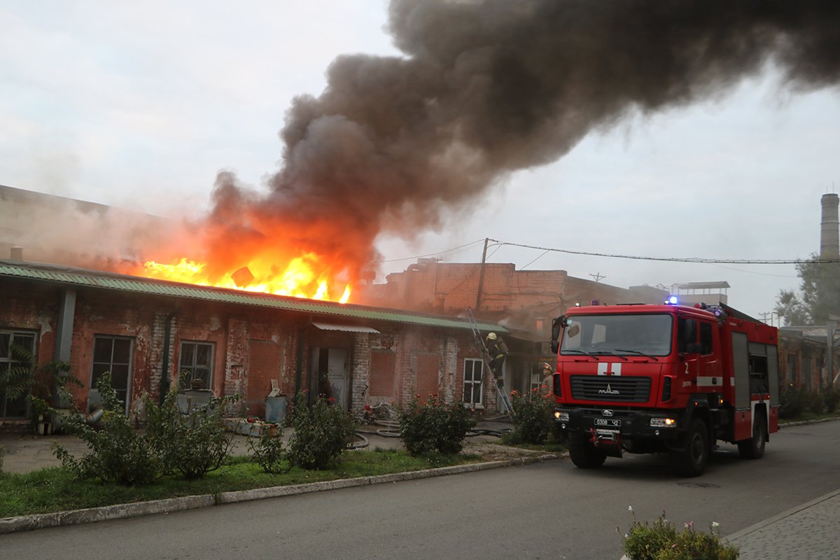 К ликвидации пожара привлекли 26 человек личного состава и 8 единиц техники