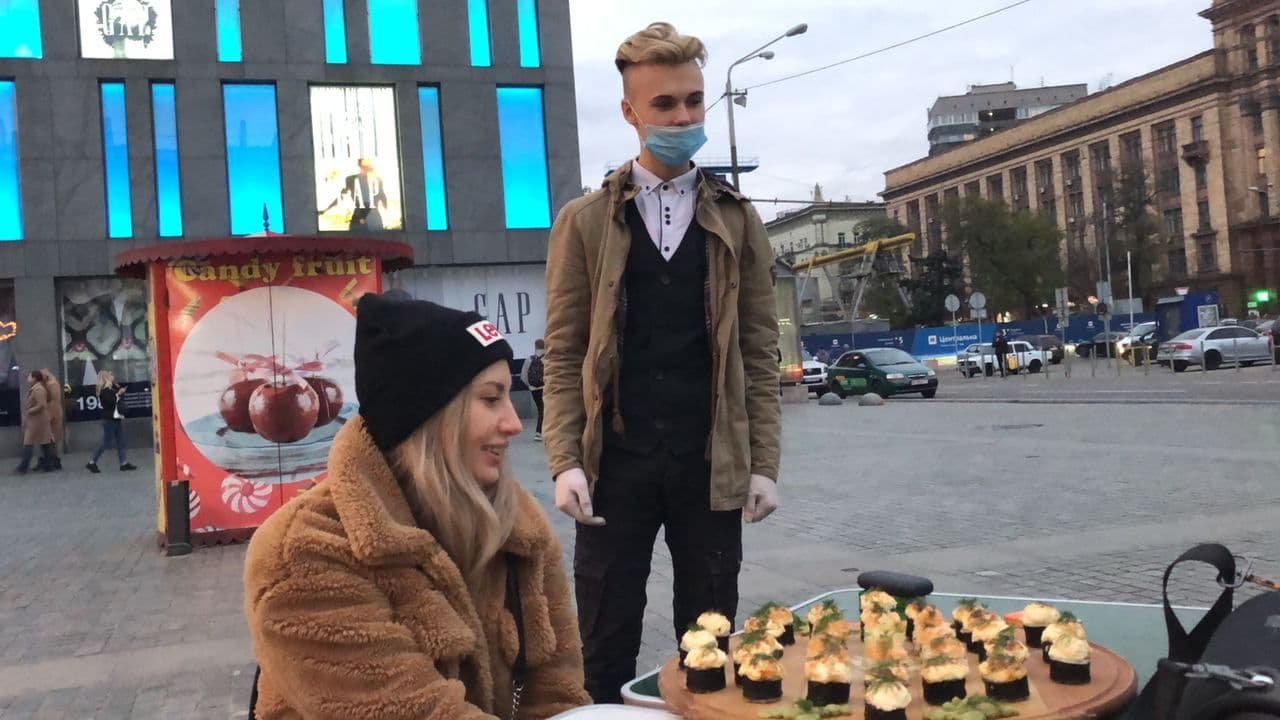 Рестораторы накрыли стол в центре города