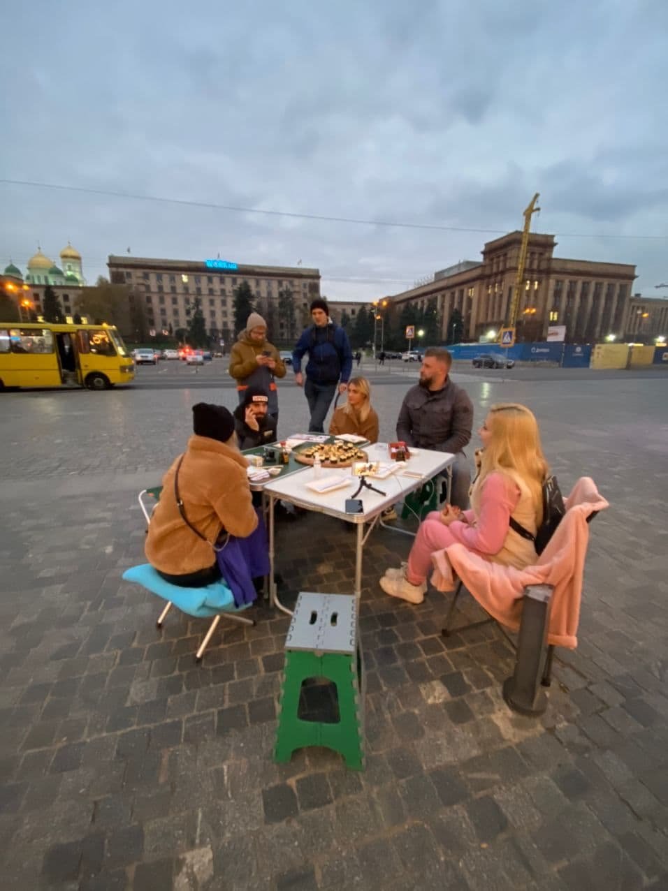 Таким образом они показали, как это - "карантин выходного" - насколько это не удобно и холодно