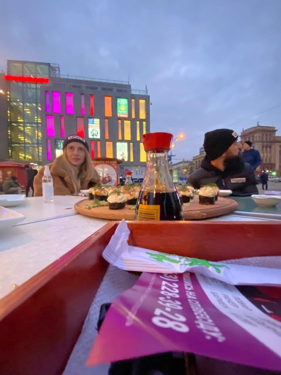 Ребята сами попытались пообедать на свежем (0°) воздухе, также они угощали всех желающих