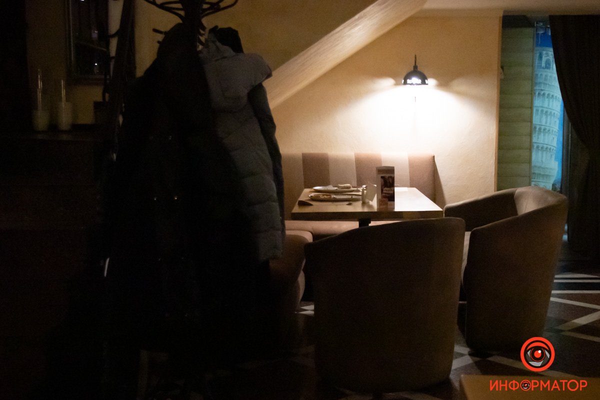 Остатки еды и одежда во втором зале «Итальянского квартала» 