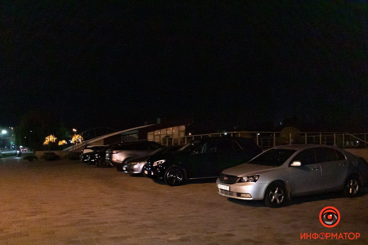 Парковка забита машинами