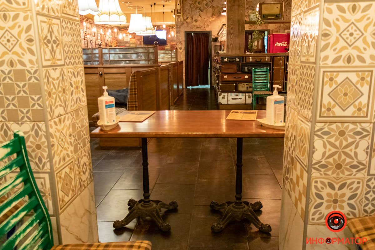 Вход перекрыт столом