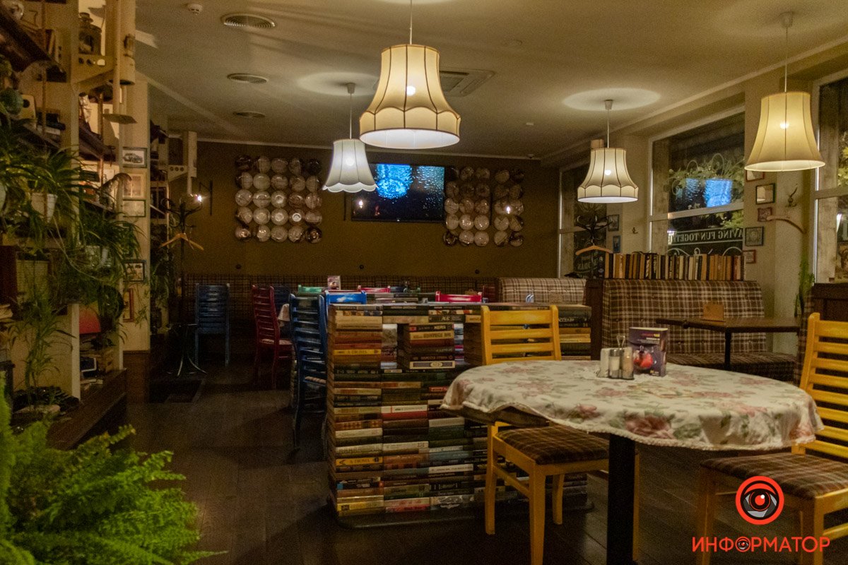 Пустой зал «Чемодана» 