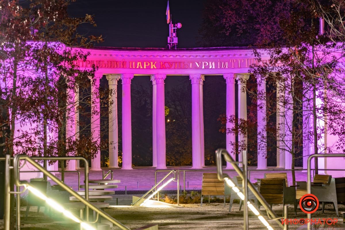 Подсветили и колоннаду парка Шевченко Подсветили и колоннаду парка Шевченко