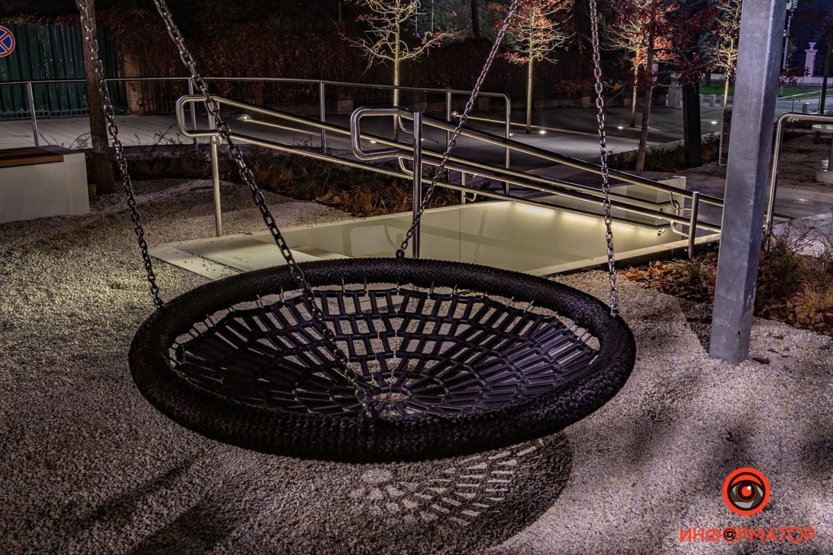 Здесь появились качели Здесь появились качели