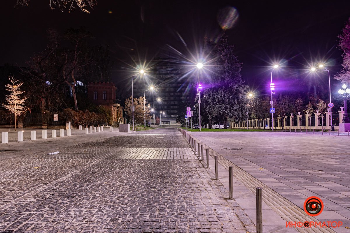 Площадь Шевченко: здесь появилась брусчатка, антипарковочные столбики и новое освещение Площадь Шевченко: здесь появилась брусчатка, антипарковочные столбики и новое освещение