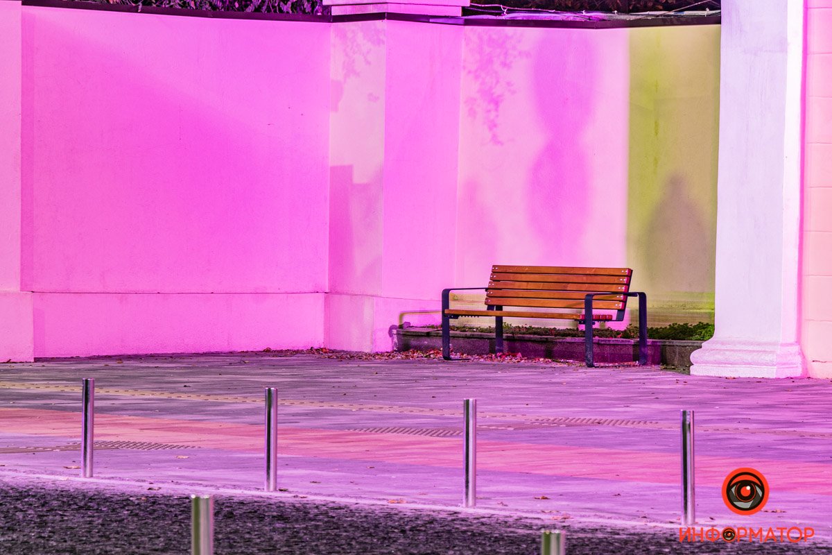 Лавочка у входа в парк Шевченко Лавочка у входа в парк Шевченко