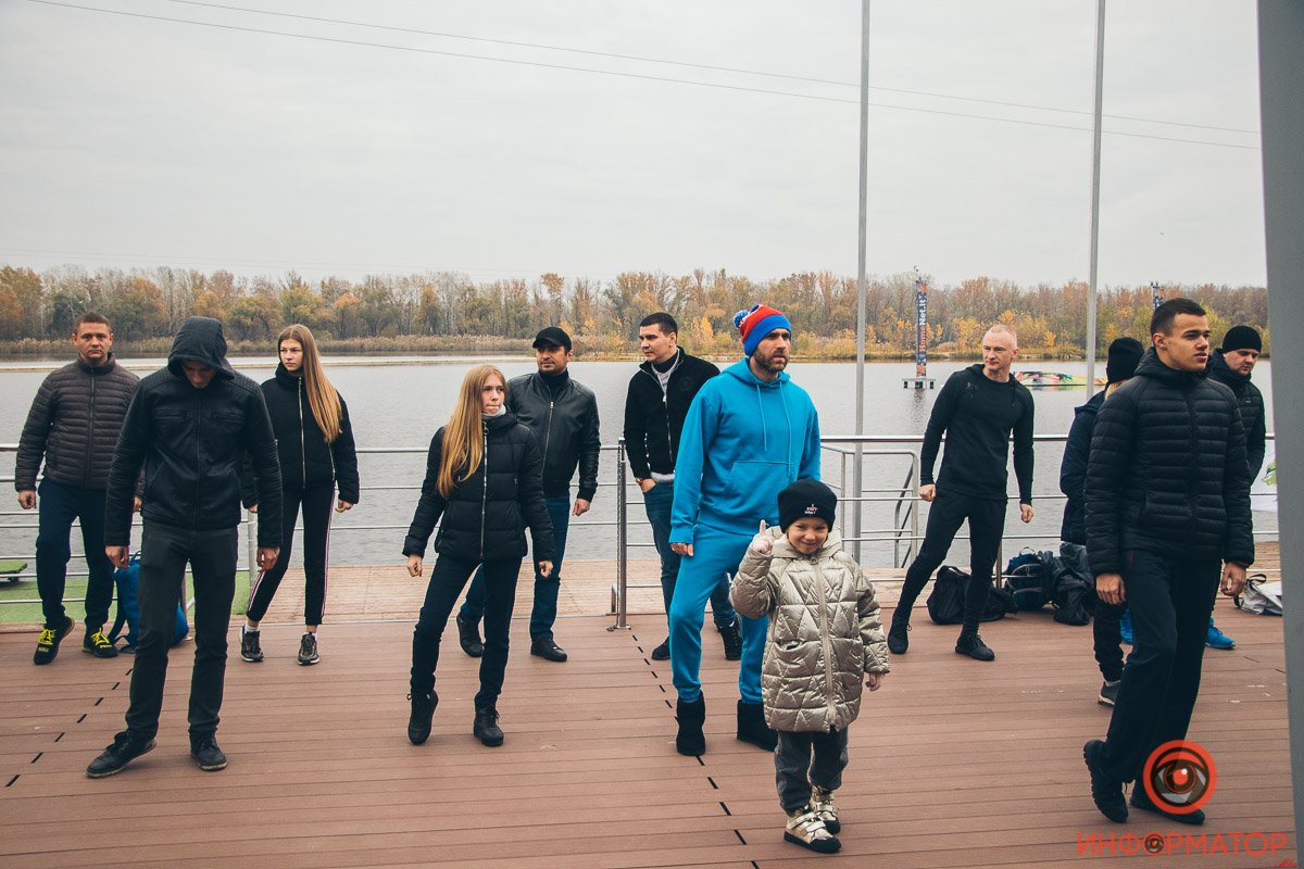 Собрались десятки людей Собрались десятки людей