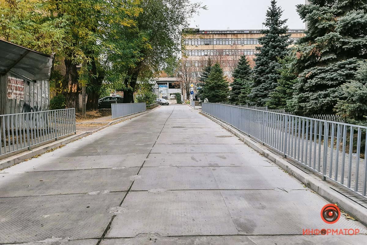 Здесь практически не было дорожного покрытия Здесь практически не было дорожного покрытия