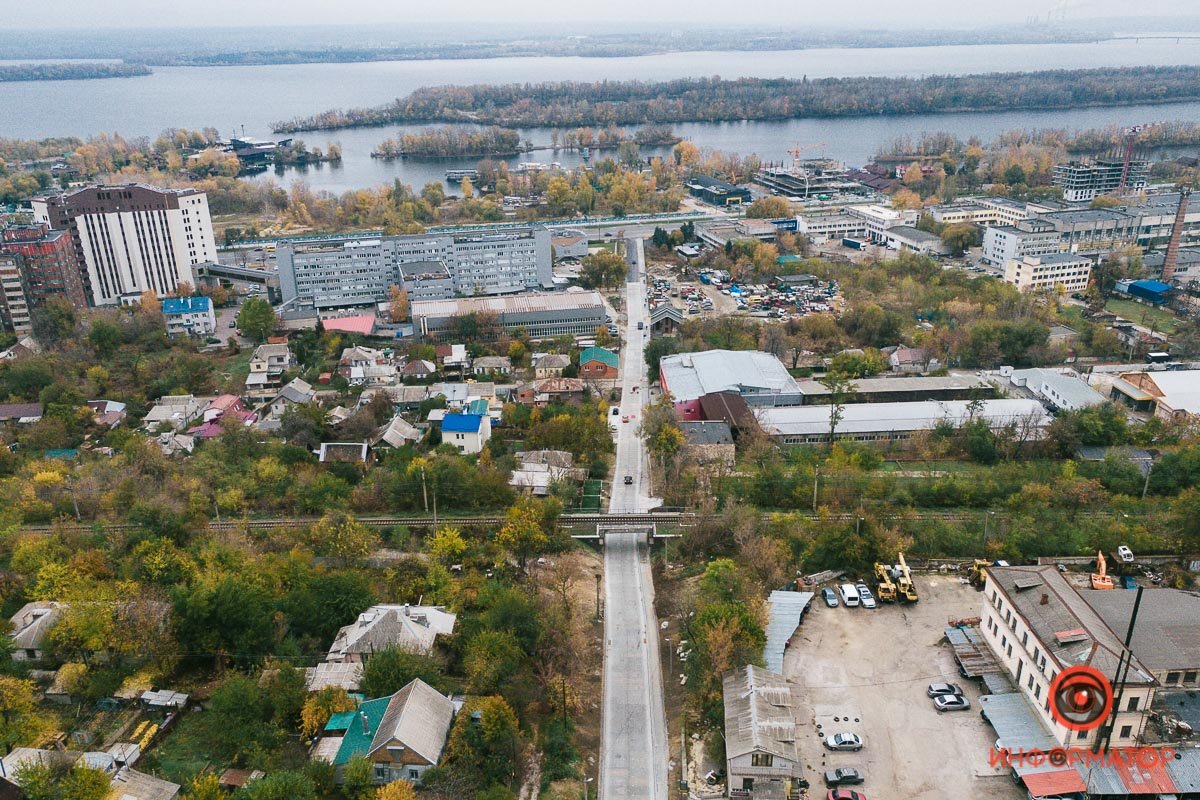 На проезжей части положили железобетонные плиты На проезжей части положили железобетонные плиты