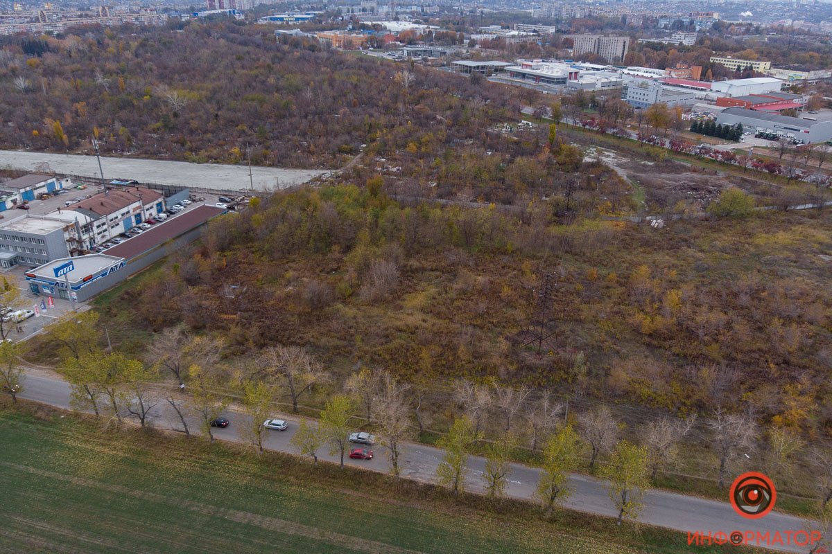 Рядом расположен ряд предприятий 